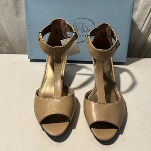 LifeStride taupe color tstrap shoes with stretch around ankle size 7.5M NWT